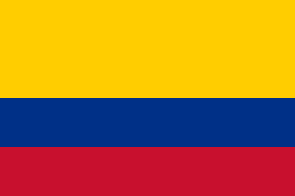 Esta es la bandera de la República de Colombia, que se compone de tres franjas, la primera es la más amplia y es de color amarillo representando la riqueza del país, la segunda es azul y representa sus ríos y mares y la tercera, de color rojo, representa la sangre vertida por sus patriotas en sus diferentes conflictos a lo largo del tiempo
